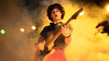 Less Of A Stranger Filmi Gerçek Bir Müzisyenin Hayatını Mı Anlatıyor? Netflix\'in Yeni Biyografisi