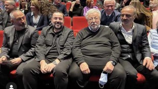 15 yıl sonra sahneye çıkan Demet Akbağ'ı o isimler ön sıradan izledi
