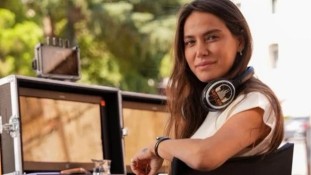 Ceyda Ateş'in Yapımcılığını Üstlendiği Dikey Dizi Merak Uyandırdı! 