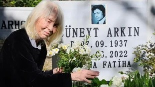 Cüneyt Arkın Ve Betül Cüreklibatır'ın Tanışma Hikayesi Duygulandırdı!