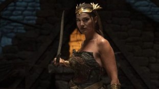Fahriye Evcen Uzun Bir Aranın Ardından Amazon Kraliçesi Olarak Seyirci Karşısına Çıktı!