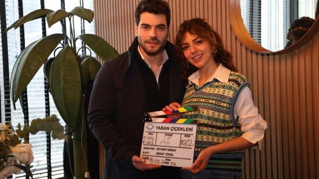 Akın Akınözü ve Aslıhan Malbora'nın Yeni Dizisi Yaban Çiçekleri’nden İlk Kare