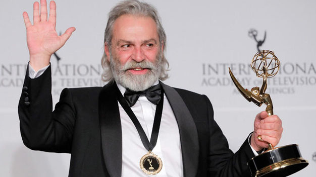 Haluk Bilginer Emmy Ödüllerinde En İyi Erkek Oyuncu Ödülünü Kazandı!