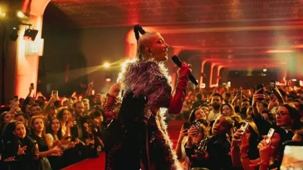 Hande Yener'den Şaşırtan Hamle! Seyircinin Sesi Konserde Şok Yarattı!