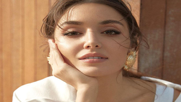 Sen Çal Kapımı dizisinin başrol oyuncusu Hande Erçel'in güzelliği sosyal medyayı salladı!